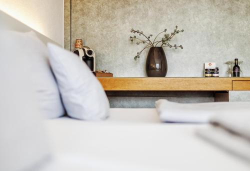 Postel nebo postele na pokoji v ubytování Seevital Hotel & SPA - Ihr 4 Sterne Superior Hideaway direkt am See