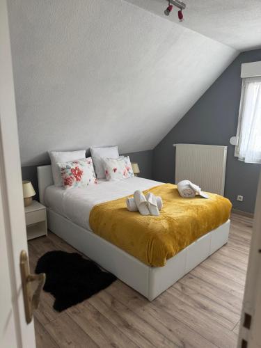 a bedroom with a bed with two towels on it at Au petit Logelbach in Wintzenheim