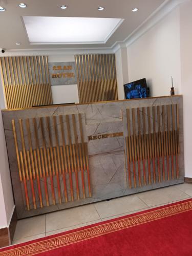 Una gran mampara de madera en una habitación con alfombra roja. en aran hotel, en Duhok