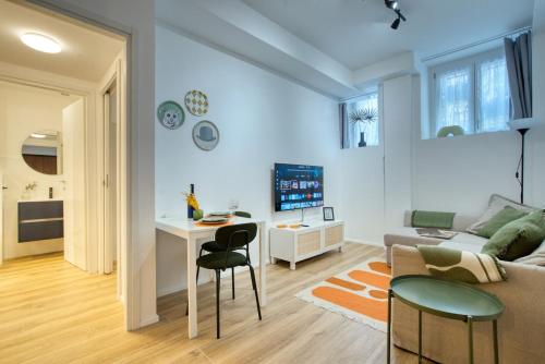 Stylish city apt - M4 Frattini, 15 mins to Duomo