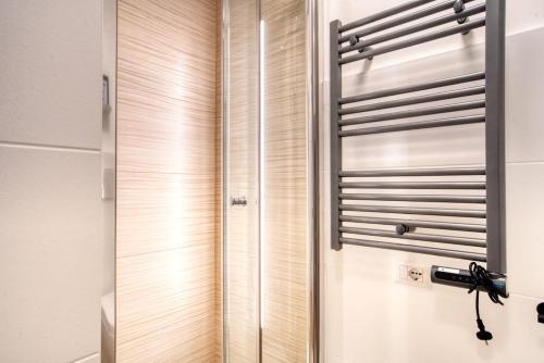 Stylish city apt - M4 Frattini, 15 mins to Duomo