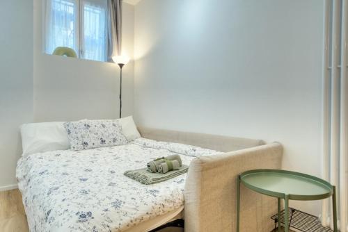 Stylish city apt - M4 Frattini, 15 mins to Duomo