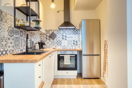 Stylish city apt - M4 Frattini, 15 mins to Duomo