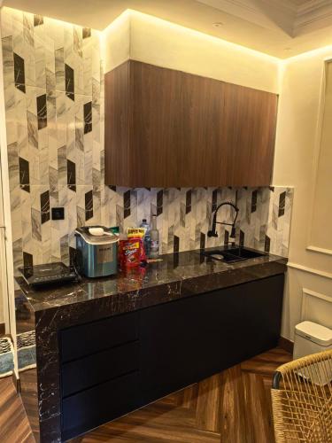 Η κουζίνα ή μικρή κουζίνα στο Sentul City Apartment Comfortable Suite