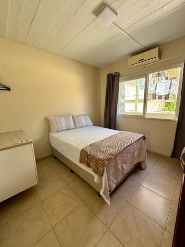 Ένα ή περισσότερα κρεβάτια σε δωμάτιο στο Casa com Piscina