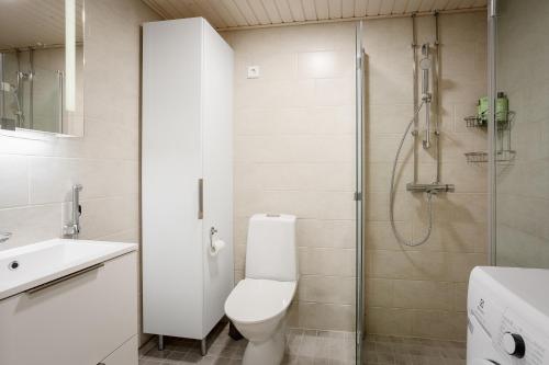 Ένα μπάνιο στο Eco-apartment & balcony near Mall of Tripla, Helsinki