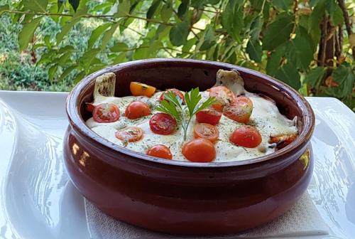 Un tazón de sopa con tomates en una mesa. en Rooms Dujeva Drago-Resort, en Rijeka Crnojevića