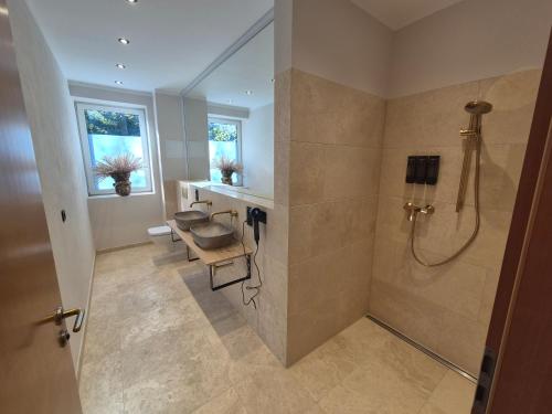 Ένα μπάνιο στο Monteurzimmer 6 mit Seeblick