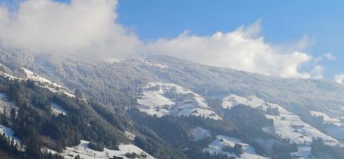 eine Luftansicht auf einen Berg mit Schnee und Bäumen in der Unterkunft Apart Elfi in Aschau