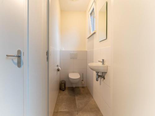 Ένα μπάνιο στο Serene Holiday Home in De Koog Texel with Sauna