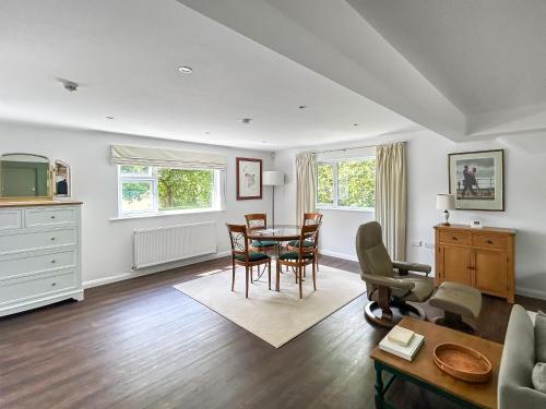 un salon avec une table et des chaises dans l'établissement Shepherds Loft, à Shermanbury