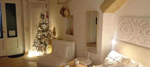 a living room with a christmas tree and a toilet at Animæ Caveoso Suite in Matera