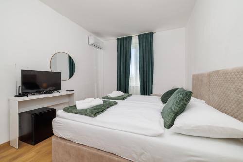 塞尔瑟Beach Villa Selce的一间卧室，配有大床和电视