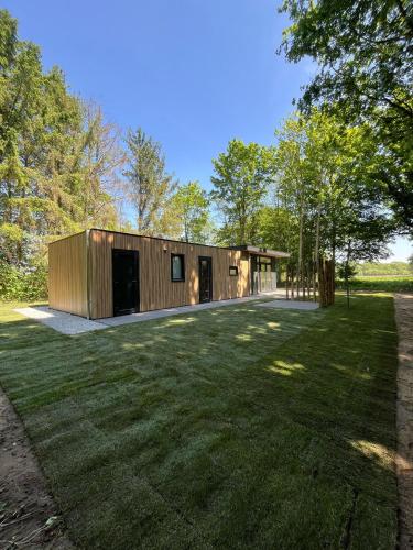 Foto de la galería de Chalet Aazicht Drenthe met Hottub en Zeyen