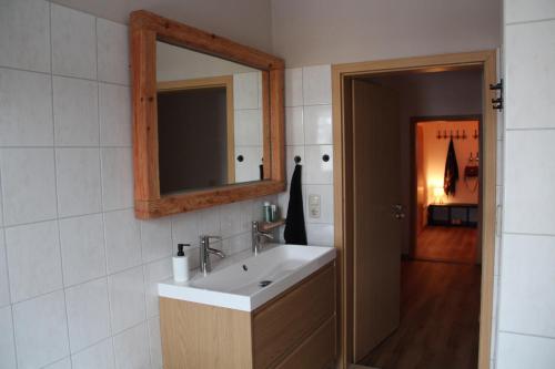 NeudorfFachwerkwinkel Erzgebirge的浴室里有洗手池和镜子