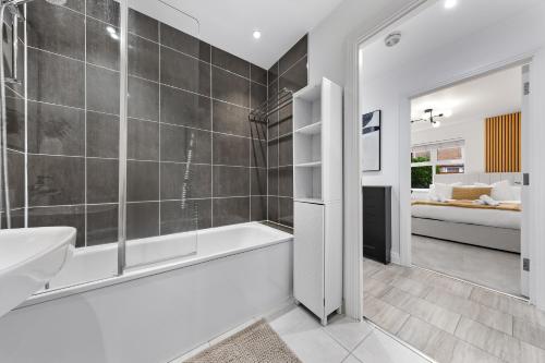 Et badeværelse på Work Crew 2BR with 2 Parking Spaces