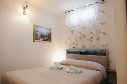 een slaapkamer met een bed met twee kussens erop bij Tra gli ulivi in San Cesareo