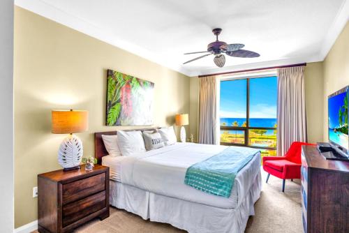 une chambre avec un lit, une télévision et une fenêtre dans l'établissement Honua Kai 4 Free Rental Cars KBM Resorts Extra Large Lanai 4 Units 8 Bedrooms HK ML-1287, à Kaanapali Airport