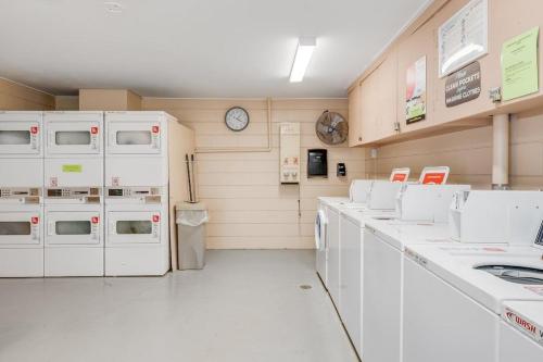 un laboratoire équipé d'appareils blancs dans une pièce dans l'établissement Kahana Reef 201 · KR 201 OceanFront 1BD Condo w Ocean Views Pool, à Kahana