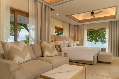 una sala de estar con una cama y un sofá en Villa Macaque and Villa Languor, en Railay Beach