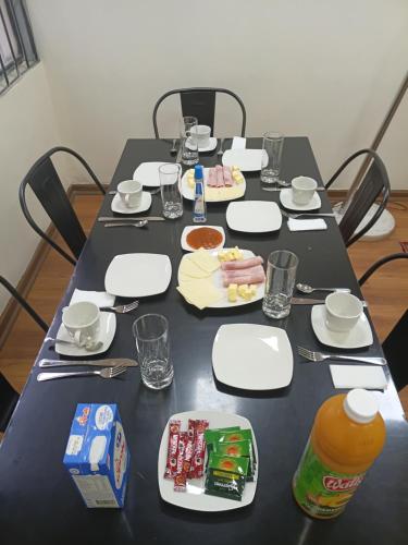 Casa Quinta Vergara في فينيا ديل مار: طاولة سوداء مع أطباق من الطعام عليها