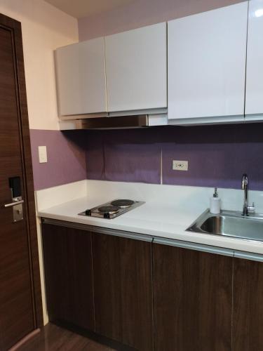 Η κουζίνα ή μικρή κουζίνα στο Cozy Makati Hideaway Walk to Malls
