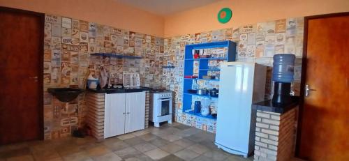 eine Küche mit Kühlschrank in einem Zimmer in der Unterkunft Flat Casa Taiba 2001 in Taíba