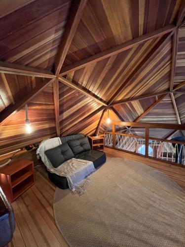 Großes Zimmer mit einem Bett im Dachgeschoss in der Unterkunft Domo Malacara View in Praia Grande