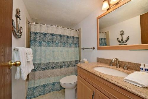 une salle de bain avec un lavabo, des toilettes et un miroir dans l'établissement Maalaea Banyans 203 · MBN 203 OceanFront 1BD Amazing Ocean Views, à Wailuku