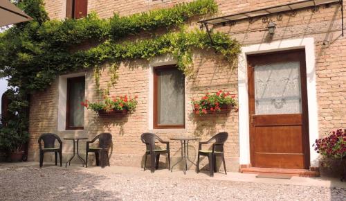 a table and chairs in front of a building at B&B I Prati di Varmo in Romans di Varmo