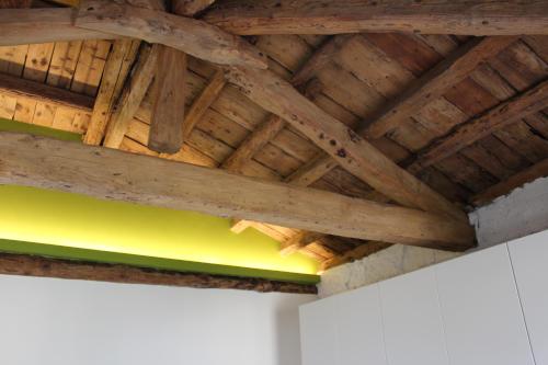 a ceiling with wooden beams in a room at Casa Diso 2016 in Vittorio Veneto