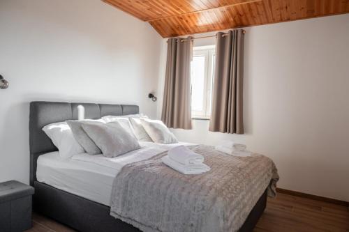 Ένα ή περισσότερα κρεβάτια σε δωμάτιο στο Vila Mira