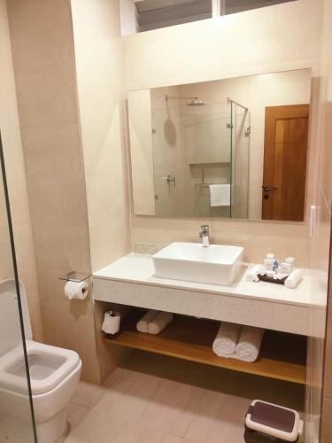 Ванная комната в Bamburi Beach Hotel