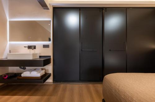 Una cama o camas en una habitación de 松枫三墅丨花园庭院丨丽江古城木府店