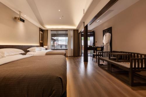 Una cama o camas en una habitación de 松枫三墅丨花园庭院丨丽江古城木府店