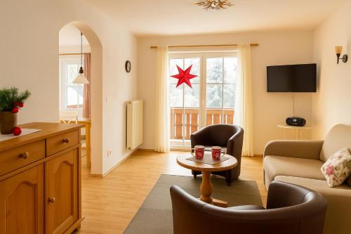 TV a/nebo společenská místnost v ubytování Landhaus Perllehen