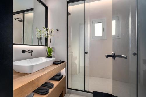 Elit Villa Psarou في بسارو: حمام مع حوض ودش