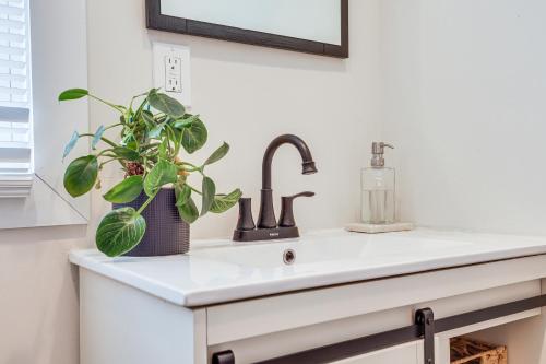 Ảnh trong thư viện ảnh của 1 Mi to Metro-North! Commuters Apartment Near NYC ở Mount Vernon