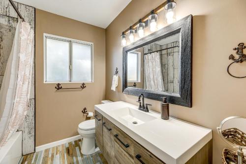 ein Badezimmer mit Waschbecken, Toilette und Spiegel in der Unterkunft 2 Mi to Boardwalk! Bright Bethany Beach Home in Ocean View