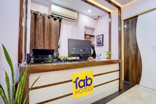 TV a/nebo společenská místnost v ubytování FabHotel Sahana Residency