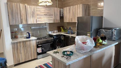 y cocina con encimera, nevera y fogones. en Modern Escape with Stunning View and fully finished, en Ain Sokhna
