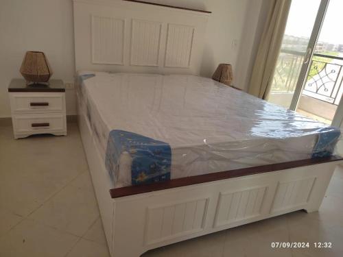 Una cama blanca grande con envoltura de plástico encima en Modern Escape with Stunning View and fully finished, en Ain Sokhna