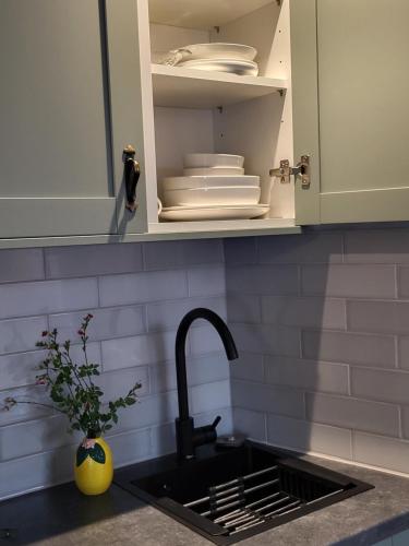 Una cocina o cocineta en Cozy Studio Newly Furnished