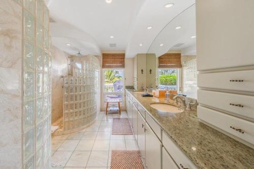 Hyatt Regency Maui Hotel HeliportHale Vista · VISTA Tropical Getaway at Kaanapali House to Relax的大型浴室设有两个盥洗盆和大镜子