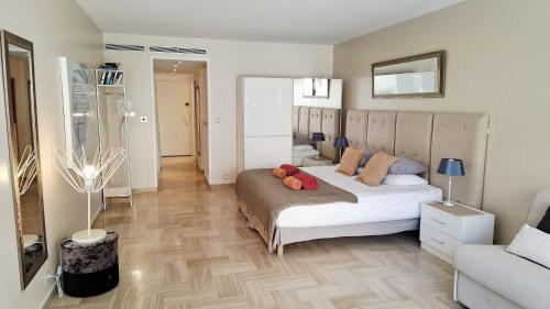 Ένα ή περισσότερα κρεβάτια σε δωμάτιο στο Cannes Rue d'Antibes - 2 Minutes walk from Beach, Palais des Festivals, Boulevard de la Croisette - Free Parking - Studio Gray d'Albion