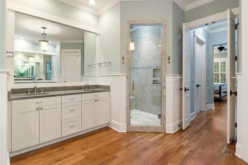 ein großes Bad mit einer Dusche und einem Waschbecken in der Unterkunft SS162: 162 Surfsong Road in Kiawah Island