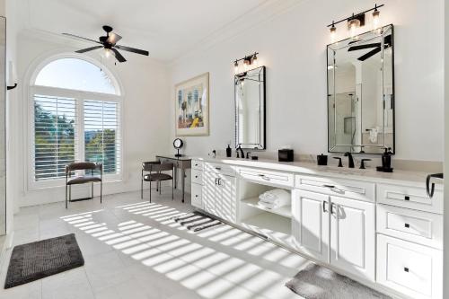 un bagno bianco con lavandino e specchio di OP58: 58 Ocean Point a Isle of Palms