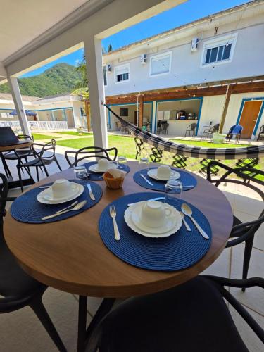 une table en bois avec des plaques bleues et blanches dans l'établissement Vila das Marés Beach Hotel, à São Sebastião