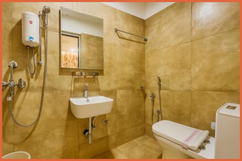 Ванная комната в Hotel YSV PREMIUM Near Sea Beach 200m And Jagannath Temple 10 mint - Lift - Parking And Restaurant Facilities - Fully Air Conditioning Premium Rooms - Best Premium Hotel In Puri