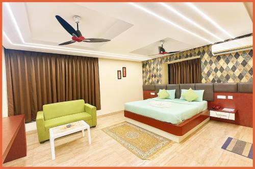 Кровать или кровати в номере Hotel YSV PREMIUM Near Sea Beach 200m And Jagannath Temple 10 mint - Lift - Parking And Restaurant Facilities - Fully Air Conditioning Premium Rooms - Best Premium Hotel In Puri